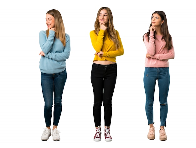 Een foto van de volledige lengte van een groep mensen met kleurrijke kleding aan de zijkant