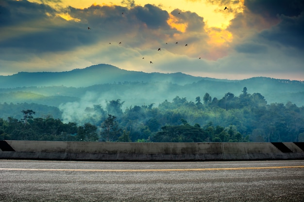 Foto een foto van de weg met zonsondergang. landschap in de zomer in thailand