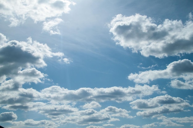 Een foto van een bewolkte hemel Hemelachtergrond natuurlijke wolken