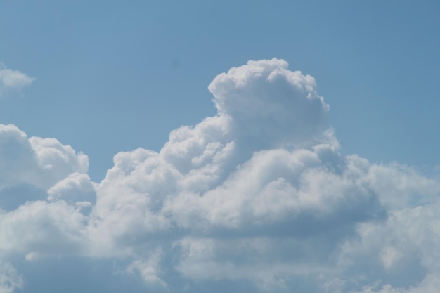 Een foto van een bewolkte hemel Hemelachtergrond natuurlijke wolken