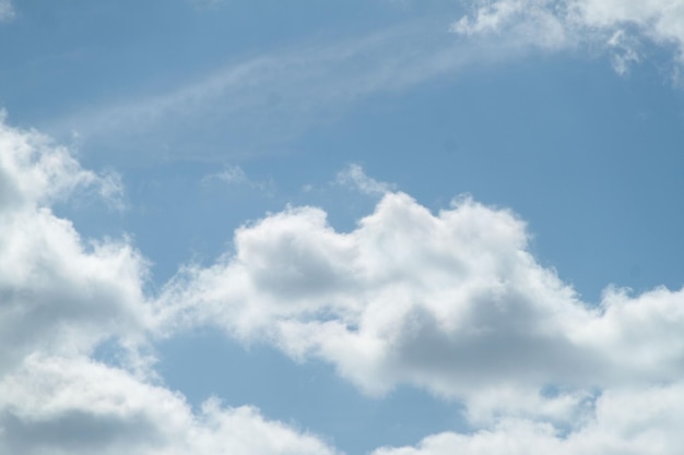 Een foto van een bewolkte hemel Hemelachtergrond natuurlijke wolken