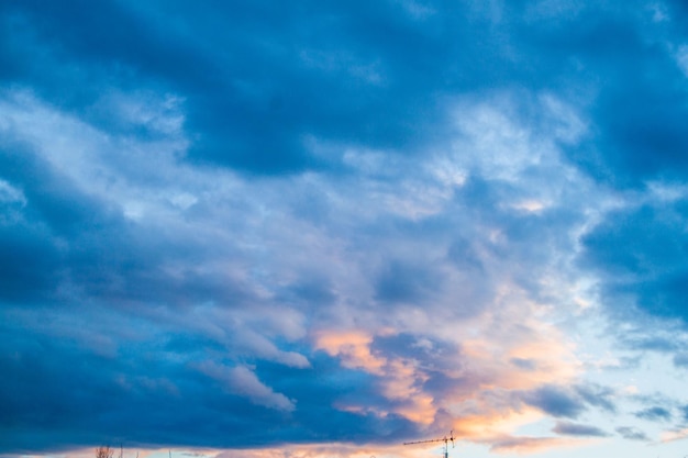 Een foto van een bewolkte hemel Hemelachtergrond natuurlijke wolken