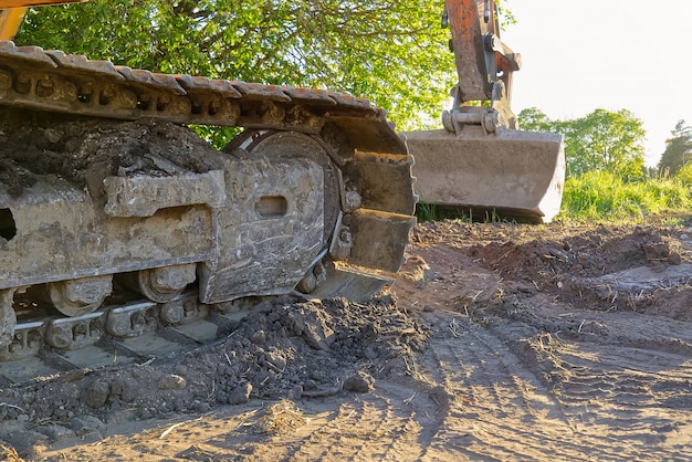 Een foto van een graafmachine spoor vanaf de zijkant.