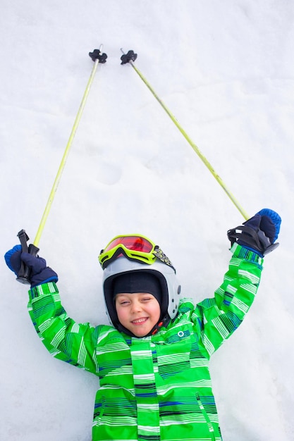 Een foto van een junior skiër