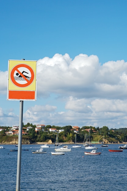 Een foto van een leeg reclamebord verboden om te baden