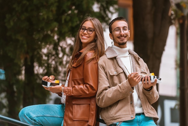 Een foto van een moderne man en vrouw die genieten van de stad en heerlijke verse poffertjes eten