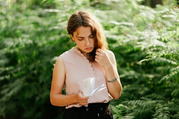 Een foto van een student die een boek leest