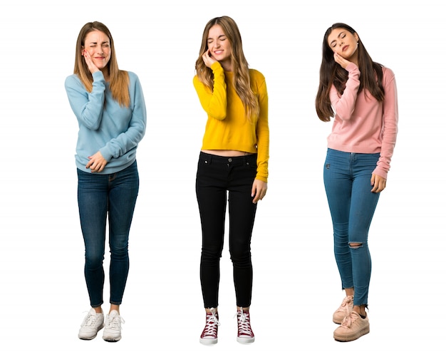 Een foto van een volledige lengte van een groep mensen met kleurrijke kleding