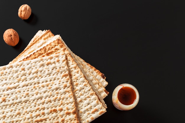 Een foto van matzah of matzastukken. Matzah voor de Joodse Pesachvakanties.