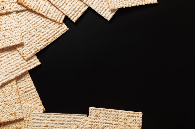 Een foto van matzah of matzastukken op zwarte