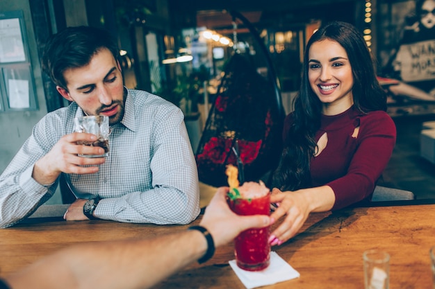 Een foto van meisje dat een cocktail krijgt van de barman