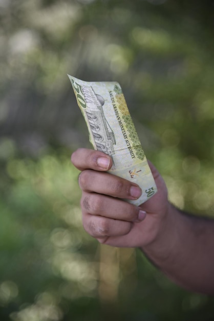 Een foto van Saoedisch geld om de Saoedische krant de Saoedische riyal . onder ogen te zien