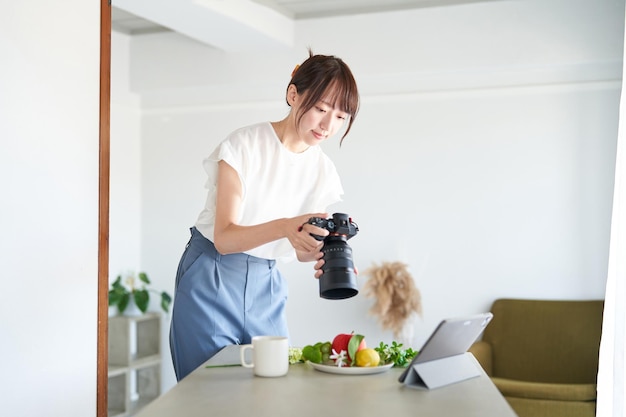 Een fotograaf die de gemaakte foto's op een monitor bekijkt