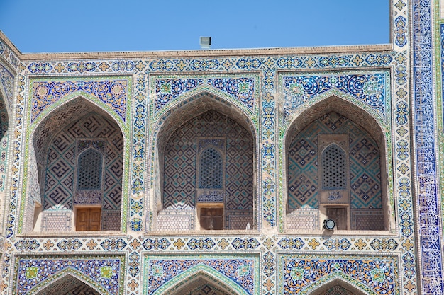 Een fragment van de gevel van een madrasah versierd met mozaïeken op het Registan-plein in Samarkand, Oezbekistan.