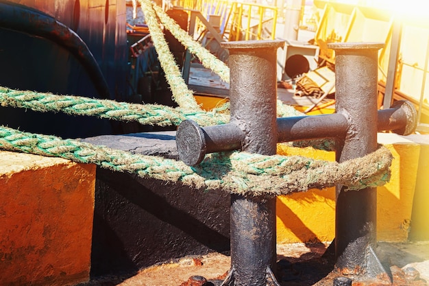 Een fragment van een zeehaven met scheepskabels.