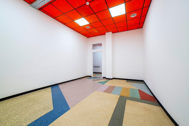 Een fragment van het interieur van een lege kamer met een rood plafond