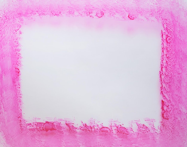 Een frame bestaande uit zwevende roodroze spetters die rond een wit gebied worden gedrukt