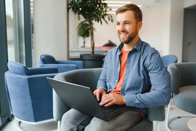 Een freelancer werkt met een laptop in een werkcoachingbureau