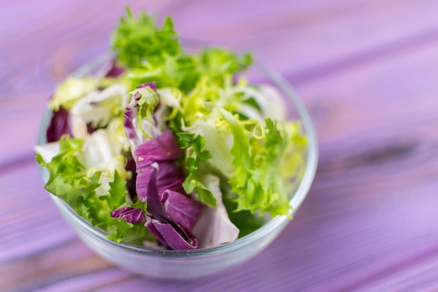 Een frisse salade van Groenen op een houten ondergrond Vegetarisch eten Dieet