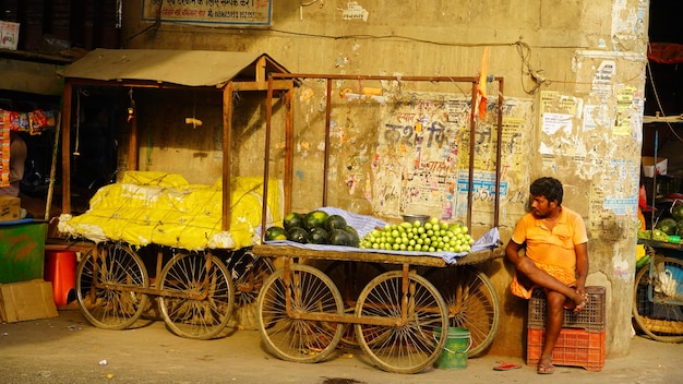 een fruitverkoper zit met zijn kar Siwan Bihar India 28 februari 2024