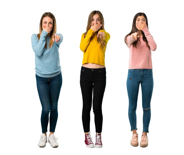 Een full-length shot van een groep mensen met kleurrijke kleding wijzend met een vinger naar sommigen