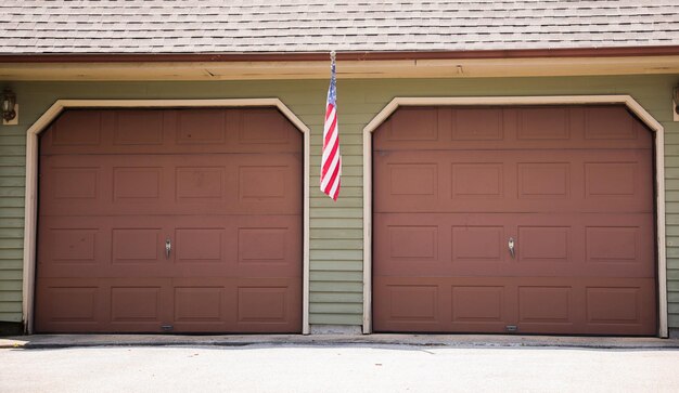 Een garagedeur met een vlag eraan