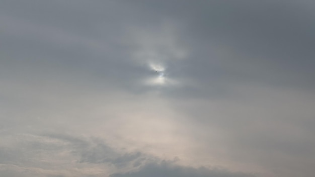 Een gat in de lucht wordt gemaakt door de zon