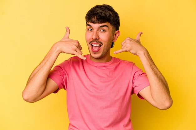 Een gebaar voor een mobiel telefoongesprek met vingers weergeven