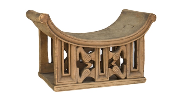 Een gebeeldhouwde houten stoel met een gebeeldhouwd ontwerp.