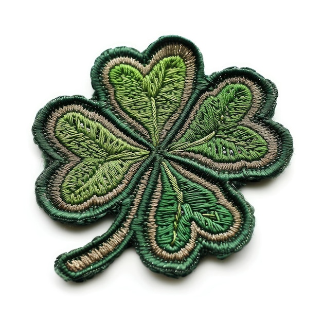 Een geborduurde patch van groen shamrockblad klaver geïsoleerd op een gewone witte achtergrond