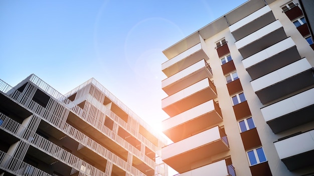 een gebouw met balkons en een blauwe lucht op de achtergrond