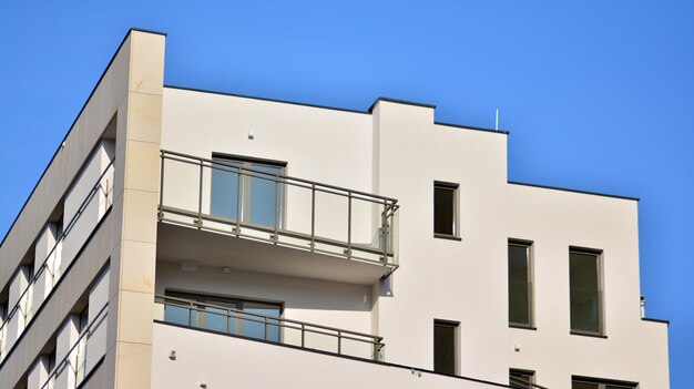 Een gebouw met een balkon en een blauwe lucht