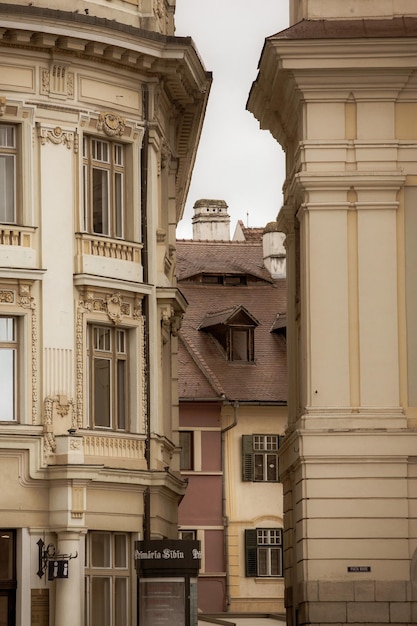 Een gebouw met een balkon en een bord met 'praha'