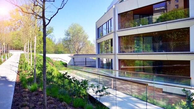 Foto een gebouw met een balkon waarop het adres van de universiteit van denver staat.