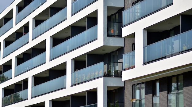 een gebouw met een balkon waarop staat "geen parkeren".