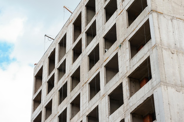 Een gebouw met een betonnen blok met gaten erin.