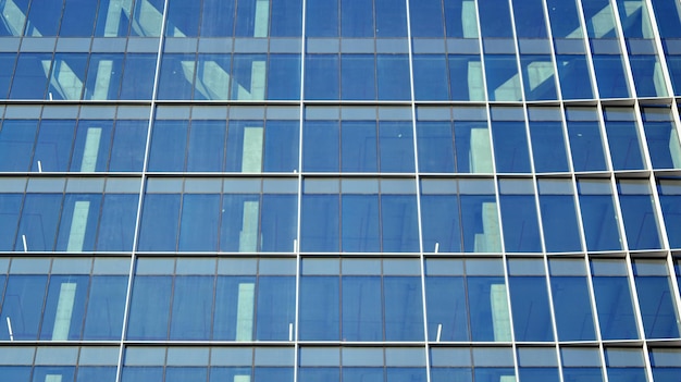 een gebouw met een blauwe lucht erin weerspiegeld