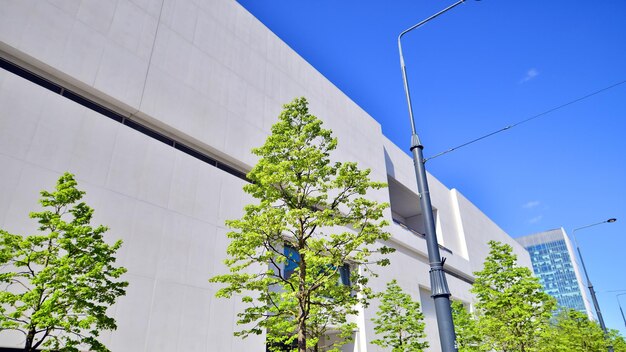 Foto een gebouw met een bord dat de naam van het gebouw zegt