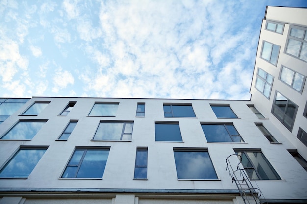 Foto een gebouw met een lucht met wolken