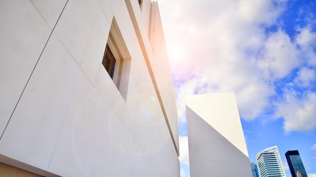 een gebouw met een raam en de zon die erop schijnt