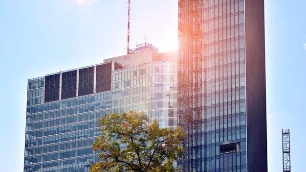 een gebouw met een toren waarop bovenaan "nieuw" staat.