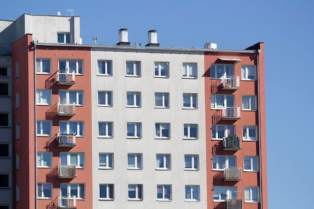 Een gebouw met veel ramen en een balkon.