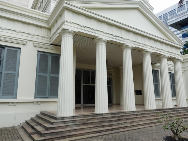 Foto een gebouw met zuilen en een bord met de tekst 'the national museum of singapore'