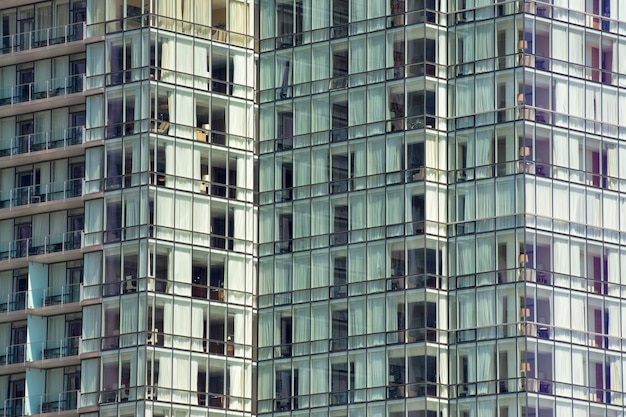 Een gebouw vol gordijnen