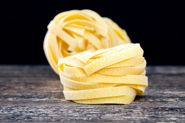 Een gedraaide lange pasta gemaakt van tarwemeel, close-up van rauw vast voedsel