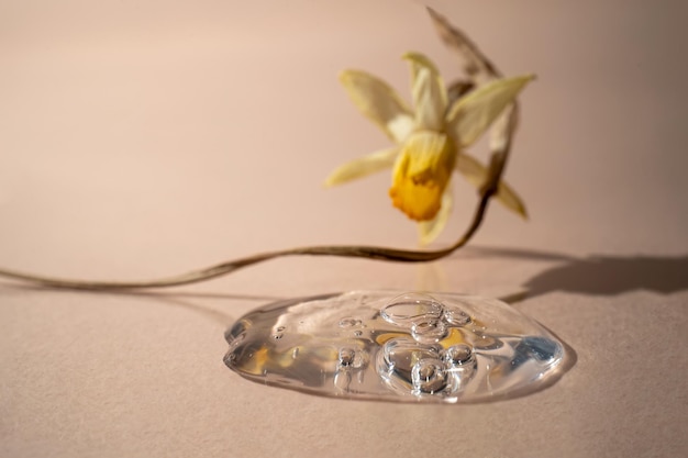 Een gedroogde narcissus bloem boven het serum