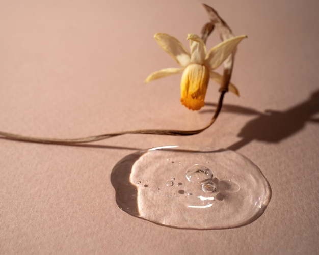 Een gedroogde narcissus bloem boven het serum