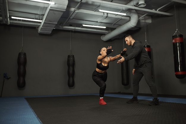 Een gehandicapt meisje is bezig met de sportschool Een vrouw met één been traint met een trainer, ze werkt hard en geeft niet op voor problemen