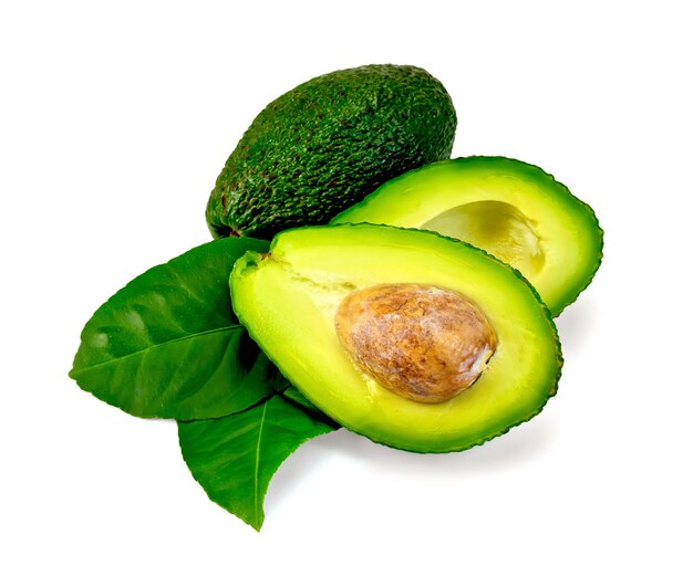 Een geheel en een in tweeën gesneden avocado, twee groene bladeren geïsoleerd op een witte achtergrond