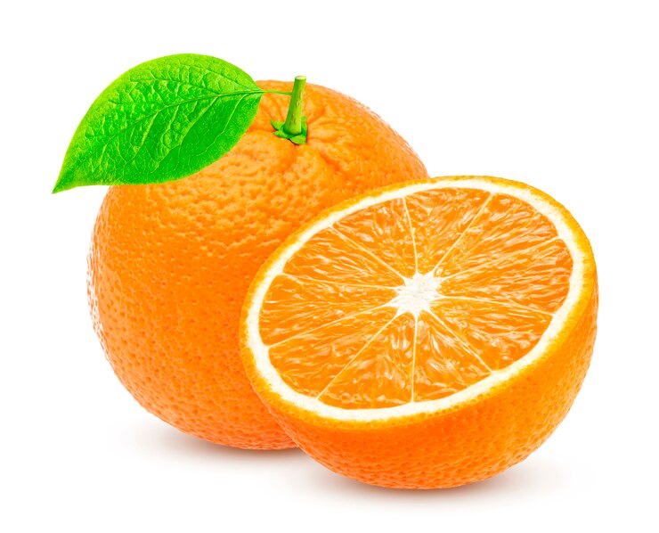 Foto een geheel oranje fruit en half geïsoleerd op wit